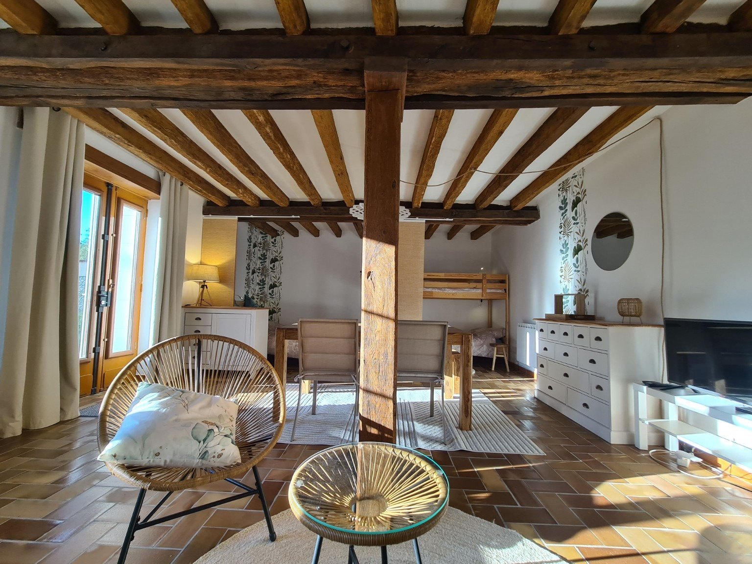 Salon chaleureux du gîte